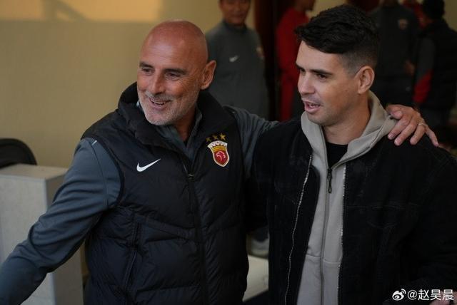 九游app-奥斯卡在多哈探班海港，与穆斯卡特热情拥抱