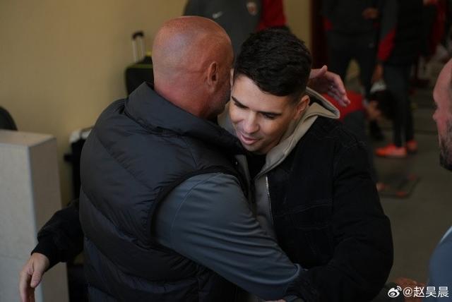 九游app-奥斯卡在多哈探班海港，与穆斯卡特热情拥抱
