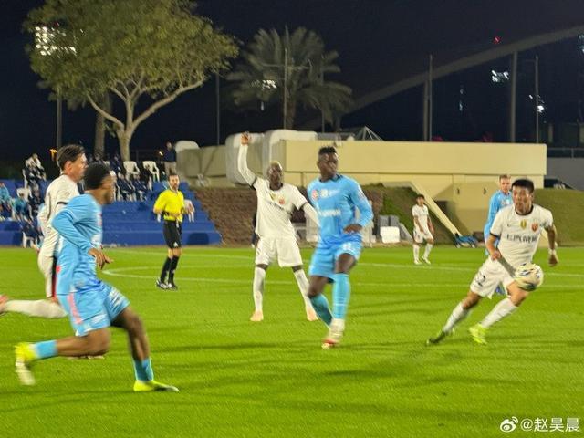 九游app-奥斯卡在多哈探班海港，与穆斯卡特热情拥抱