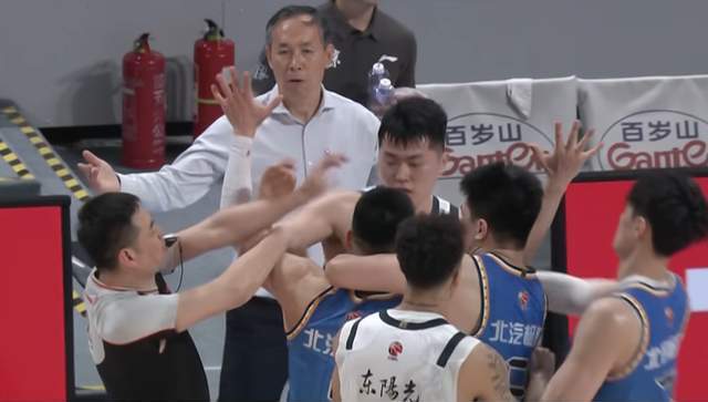 九游电脑版-完全打不过！广东男篮遭逆转，1-2无缘4强，杜锋尽力了，徐杰拉胯
